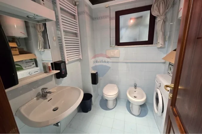 Tirane, jepet me qera zyre , 130 m² 1.700 € 