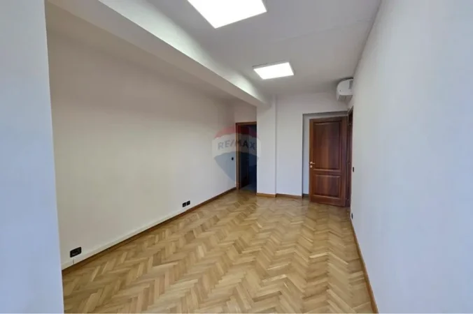Tirane, jepet me qera zyre , 96 m² 1.871 € 
