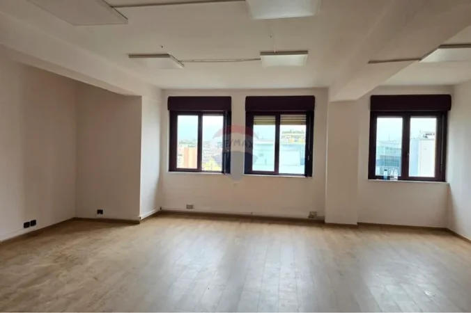Tirane, jepet me qera zyre , 96 m² 1.871 € 