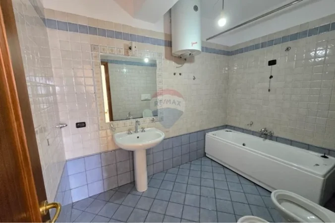 Tirane, jepet me qera zyre , 96 m² 1.871 € 