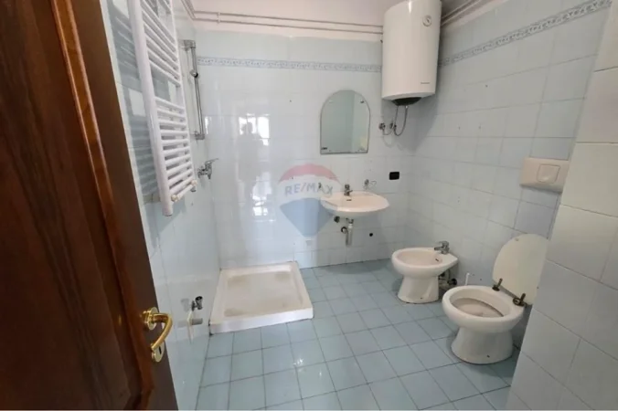 Tirane, jepet me qera zyre , 96 m² 1.871 € 