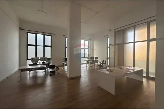 Tirane, jepet me qera zyre , 220 m² 1.600 € 