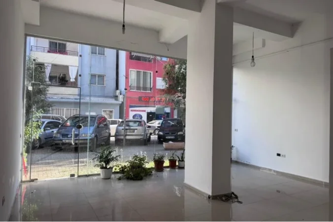 Tirane, jepet me qera dyqan , 53 m² 500 € 