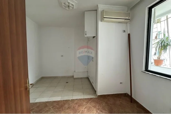 Tirane, jepet me qera zyre , 143 m² 1.200 € 