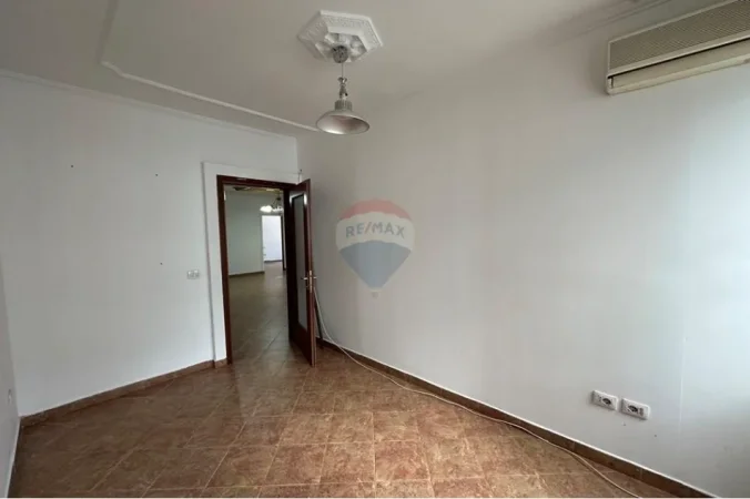Tirane, jepet me qera zyre , 143 m² 1.200 € 