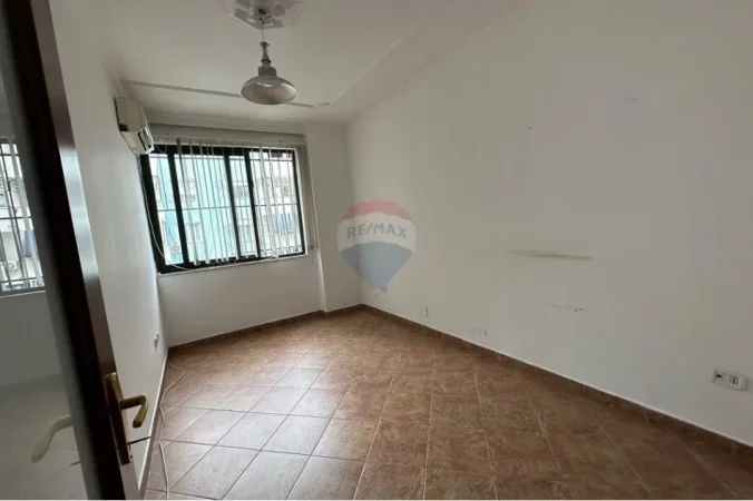 Tirane, jepet me qera zyre , 143 m² 1.200 € 