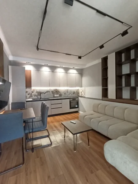 Tirane, jepet me qera apartament 2+1+Ballkon Kati 8, 90 m² 800 € (ISH PARKU, RRUGA KAVAJES)