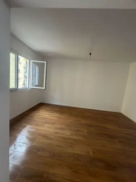 Tirane, shitet apartament 1+1+Ballkon Kati 5, 54 m² 98.000 € (Porcelan /Rr.Xhanfize Keko)