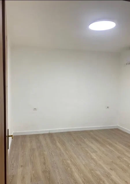 Tirane, jepet me qera garsonier Kati 1, 35 m² 300 € (RRUGA E KAVAJES)