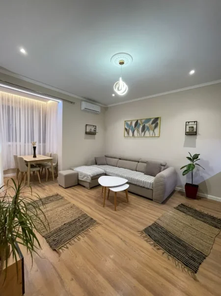 Tirane, jepet me qera apartament 1+1 Kati 3, 65 m² 650 € 