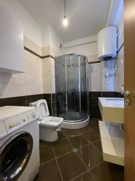 Tirane, jepet me qera apartament 1+1 Kati 3, 65 m² 650 € 