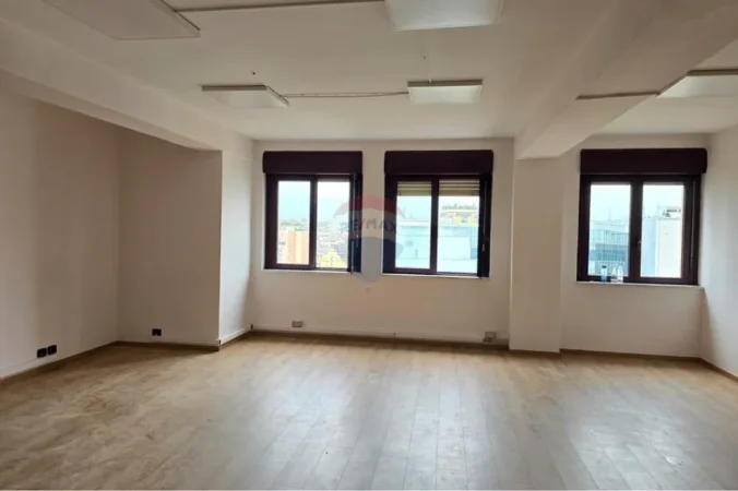 Tirane, jepet me qera zyre , 240 m² 3.500 € 