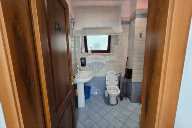 Tirane, jepet me qera zyre , 240 m² 3.500 € 