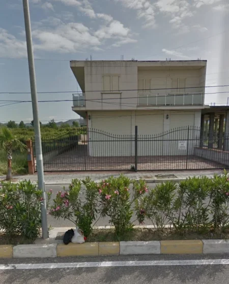 Kavaje, jepet me qera magazine , 290 m² 600 € (Rruga egnatia)