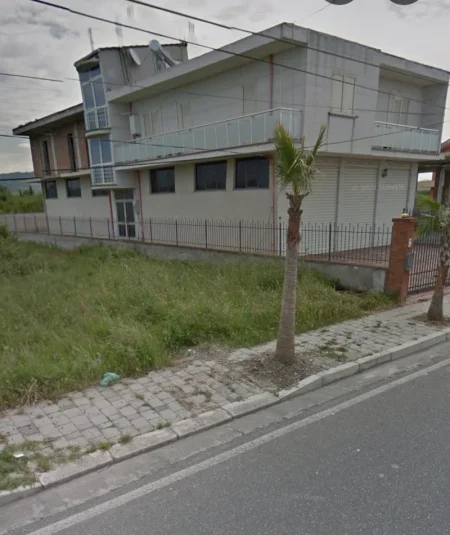 Kavaje, jepet me qera magazine , 290 m² 600 € (Rruga egnatia)
