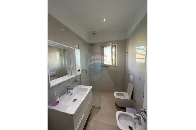 Tirane, jepet me qera apartament 2+1 Kati 3, 120 m² 700 € 