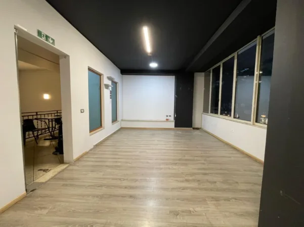Tirane, jepet me qera ambjent biznesi Kati 2, 115 m² 1.500 € (Blloku)