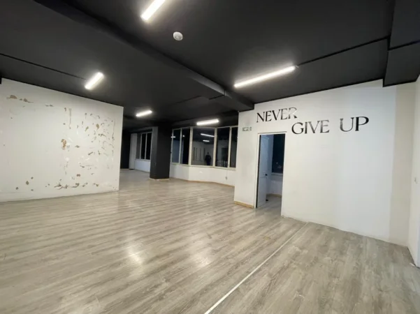 Tirane, jepet me qera ambjent biznesi Kati 2, 115 m² 1.500 € (Blloku)