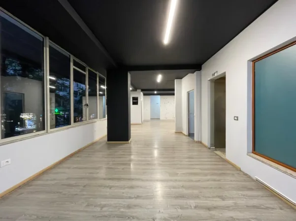 Tirane, jepet me qera ambjent biznesi Kati 2, 115 m² 1.500 € (Blloku)