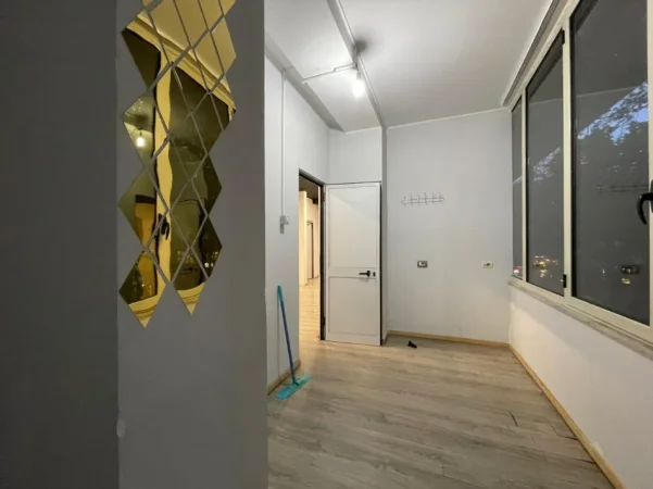 Tirane, jepet me qera ambjent biznesi Kati 2, 115 m² 1.500 € (Blloku)