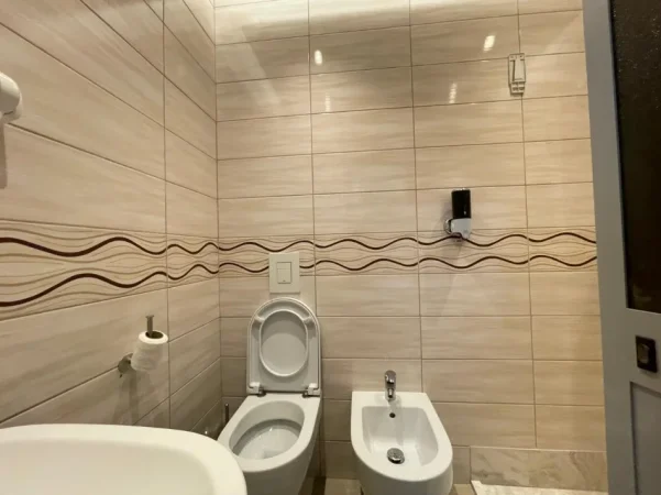Tirane, jepet me qera ambjent biznesi Kati 2, 115 m² 1.500 € (Blloku)