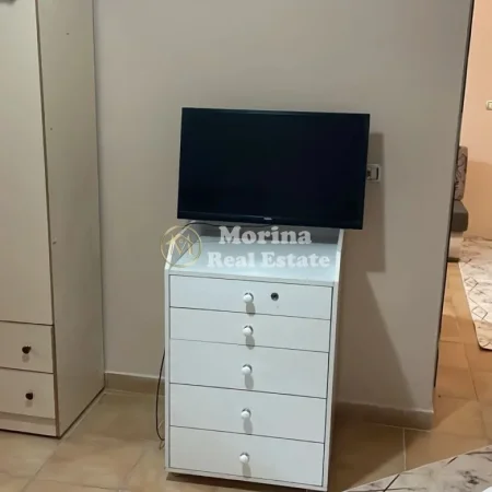 Tirane, jepet me qera shtepi 1+1 Kati 1, 50 m² 300 € (Rruga Xhanfize Keko)