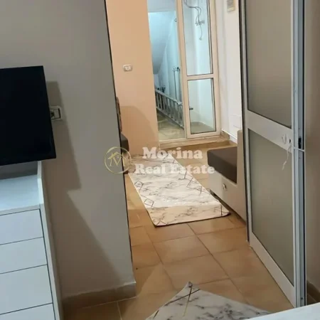 Tirane, jepet me qera shtepi 1+1 Kati 1, 50 m² 300 € (Rruga Xhanfize Keko)