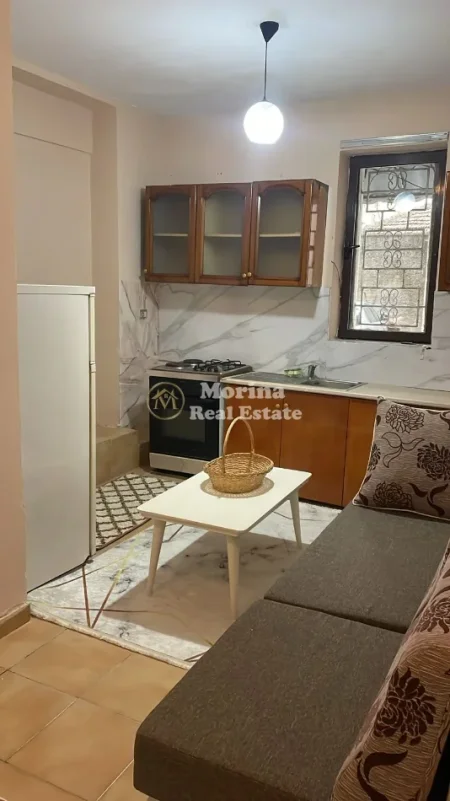 Tirane, jepet me qera shtepi 1+1 Kati 1, 50 m² 300 € (Rruga Xhanfize Keko)