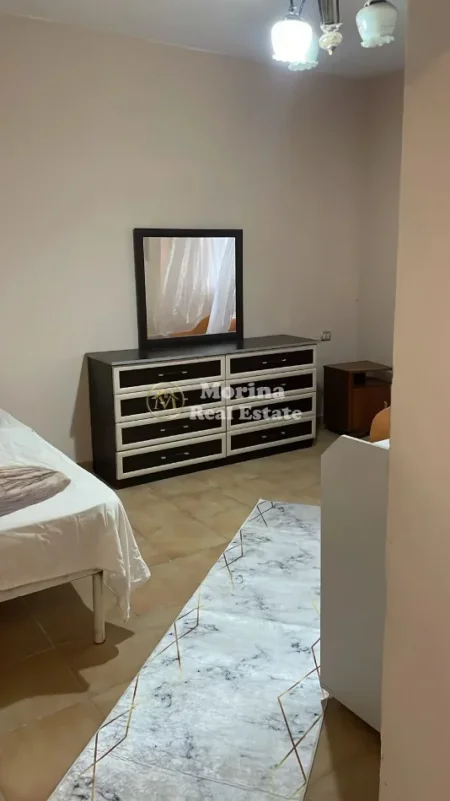 Tirane, jepet me qera shtepi 1+1 Kati 1, 50 m² 300 € (Rruga Xhanfize Keko)