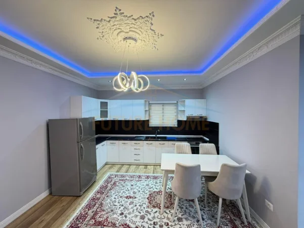 Tirane, jepet me qera apartament 2+1+Ballkon Kati 5, 116 m² 550 € (Yzberisht)