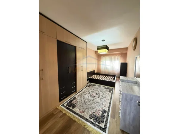 Tirane, jepet me qera apartament 2+1+Ballkon Kati 5, 116 m² 550 € (Yzberisht)