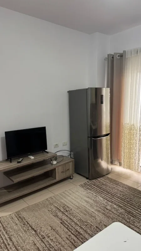 Tirane, jepet me qera apartament 1+1+Ballkon Kati 1, 60 m² 500 € (Rruga 5 Maji)