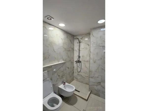 Tirane, jepet me qera apartament 1+1 Kati 2, 60 m² 700 € (9 Kateshet)