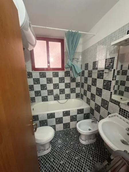 Durres, jepet me qera apartament 3+1+Ballkon Kati 1, 165 m² 800 € (Vollga, Durres)