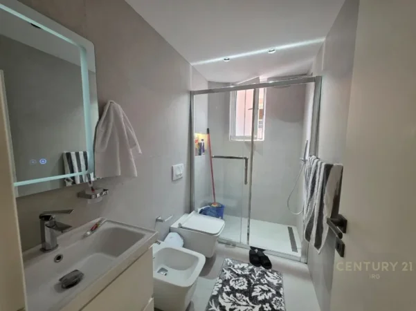 Tirane, jepet me qera apartament 1+1 Kati 3, 60 m² 850 € (Ish Blloku)