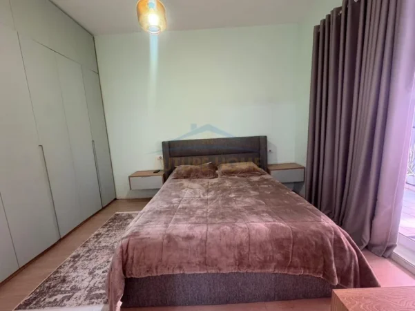 Tirane, jepet me qera apartament 1+1+Ballkon Kati 4, 58 m² 550 € (Rezidenca Marga, Jordan Misja)