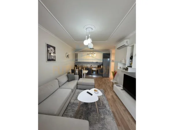 Tirane, jepet me qera apartament 1+1+Ballkon Kati 6, 68 m² 500 € (Unaza e Re)