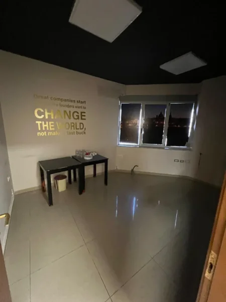 Tirane, jepet me qera zyre Kati 5, 250 m² 2.500 € (SELVIA)