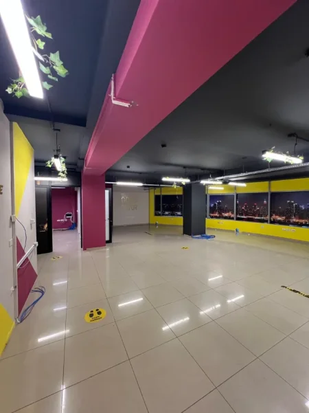 Tirane, jepet me qera zyre Kati 5, 250 m² 2.500 € (SELVIA)