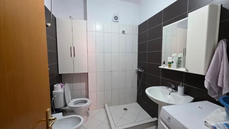 Tirane, jepet me qera apartament 2+1 , 99 m² 500 € (Yzberisht)