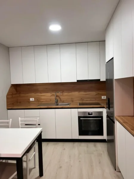 Tirane, jepet me qera apartament 2+1 Kati 7, 100 m² 725 € (Astir)