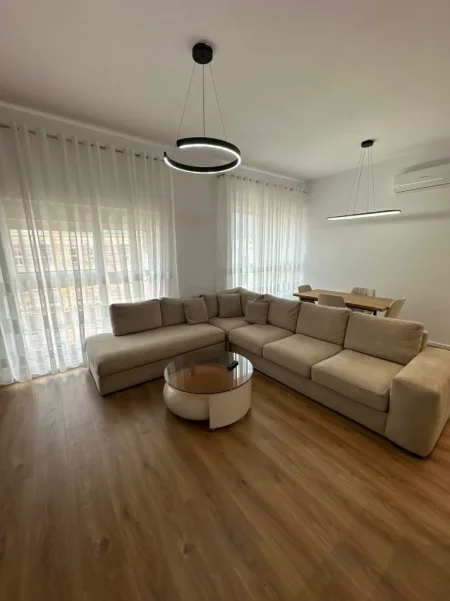 Tirane, jepet me qera apartament 1+1+Ballkon Kati 7, 60 m² 450 € (Ali Demi/Rezidenca Kadiu)