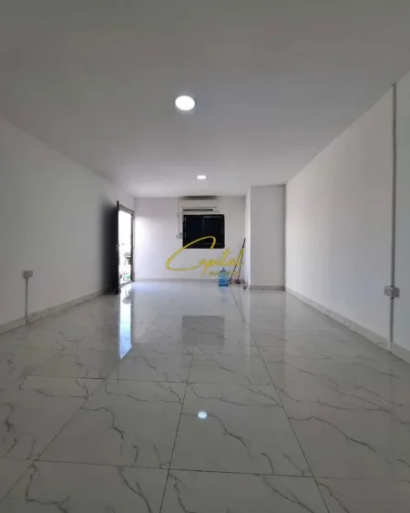 Tirane, jepet me qera dyqan Kati 0, 30 m² 300 € (KOMBINAT)