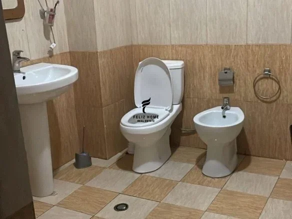 Tirane, jepet me qera apartament 2+1 Kati 3, 150 m² 650 € (ALI DEMI)