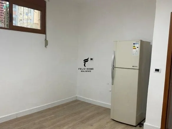 Tirane, jepet me qera zyre Kati 1, 35 m² 300 € (RRUGA E KAVAJES)