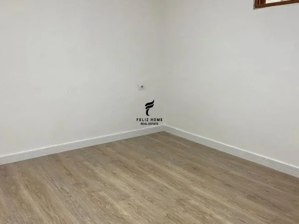 Tirane, jepet me qera zyre Kati 1, 35 m² 300 € (RRUGA E KAVAJES)