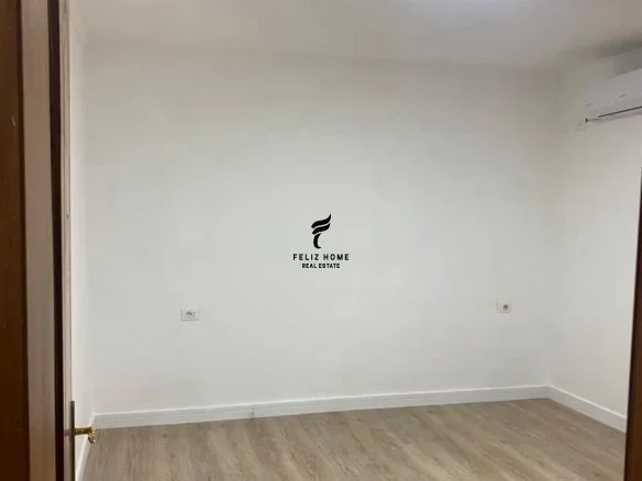 Tirane, jepet me qera zyre Kati 1, 35 m² 300 € (RRUGA E KAVAJES)