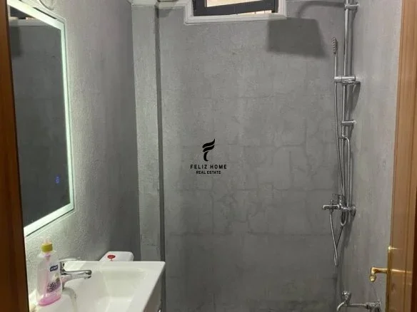 Tirane, jepet me qera zyre Kati 1, 35 m² 300 € (RRUGA E KAVAJES)