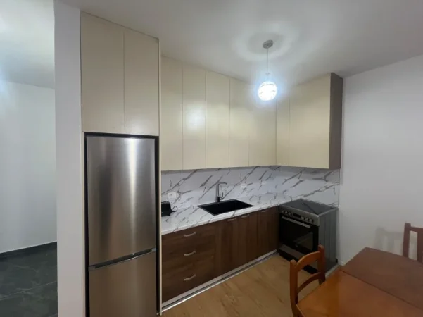 Jepet me qira apartament 1+1 , Kati 7 me ashensor, 600 Euro, ne Don Bosko