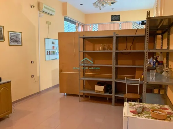 Vlore, jepet me qera dyqan Kati 1, 50 m² 350 € (Rruga e Re)